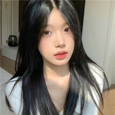 穿白丝绸的女人